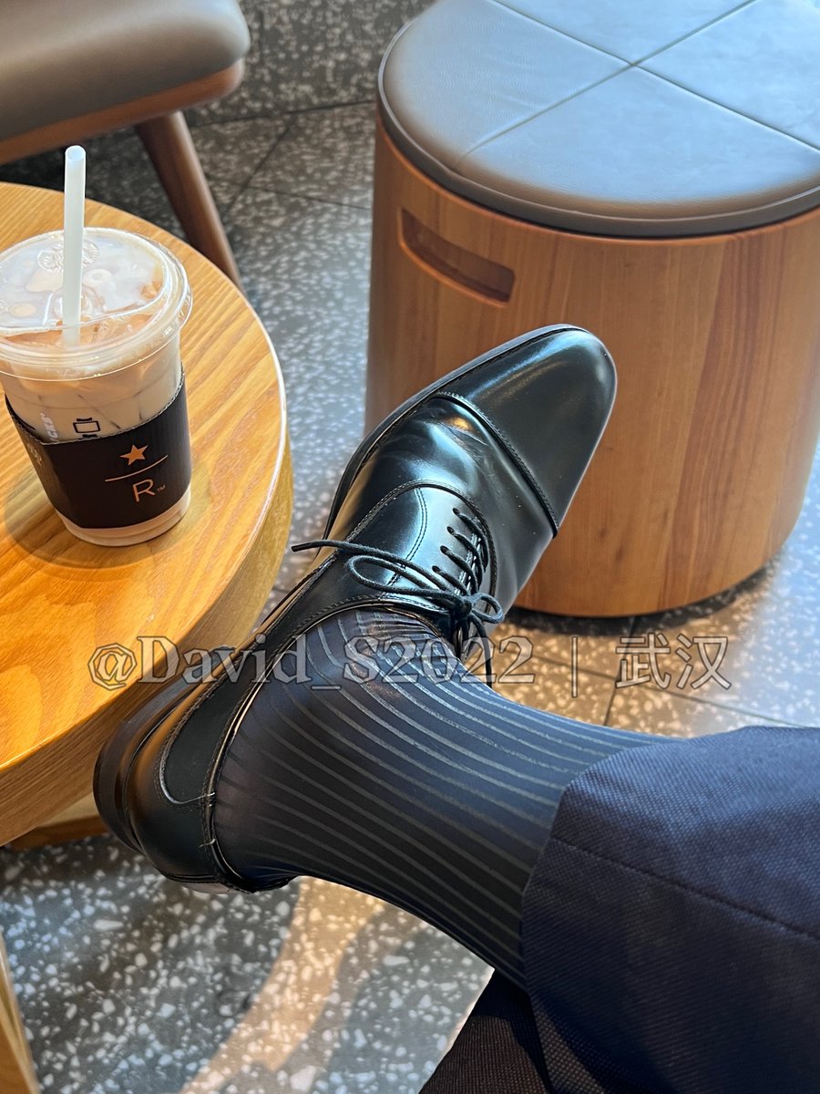 三十八度的高温，袜底都汗湿了，也不知道哪个骚逼有口福了。#武汉 #皮鞋丝袜