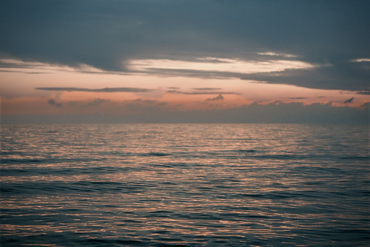 EL0123RAIN's tweet image. 炎のような雲、鏡のような海面。
天と地が織りなす、静かな物語。
夕陽が雲に隠れてしまった後にしばらく海を眺めていたら(*⁰▿⁰*)空がどんどん焼けていってこんな景色になってしまうのだからほんと油断できないにゃあ♪
#夕暮れ海