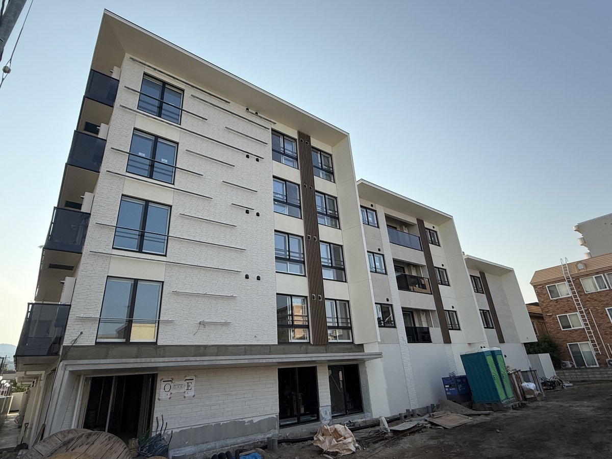 800坪の敷地に敢えてレンタブル比を下げ、建蔽率も容積率も未消化の