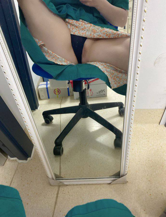 燥热的天气只想把双腿双开透透清凉，不知道这样的景色会不会诱惑到面前的你～

 身体的燥热得已缓解，但欲望带来的心理躁动谁能帮我缓解呢，好想一个人在下面帮我口，直到高潮到不想再要为止… https://t.co/6v62ENqypB