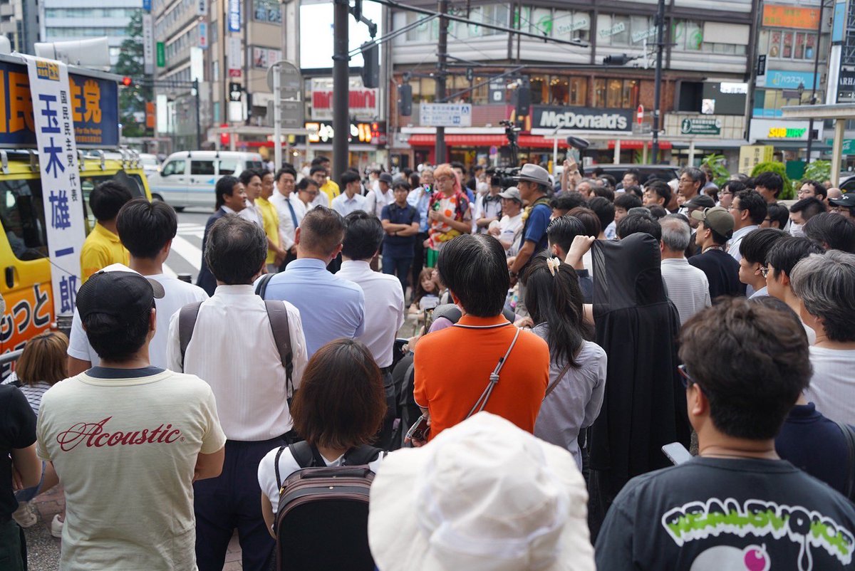 tamakiyuichiro's tweet photo. 池袋

国民民主党は

①「対決より解決」を重視
②「現役世代から豊かになろう」と主張
③明確な経済成長戦略（「新・三本の矢」」を持っている

ぜひ選んでほしいと訴えました。

物価高騰対策も

103万円の178万円への
控除額の引き上げが

①金額
②スピード
③財源

の面で最も優れている対策であることもお伝えしました。

手取りを増やす夏を実現する力を、国民民主党の候補者に与えてください！

#国民民主党
#手取りを増やす夏
#牛田まゆ
#奥村よしひろ