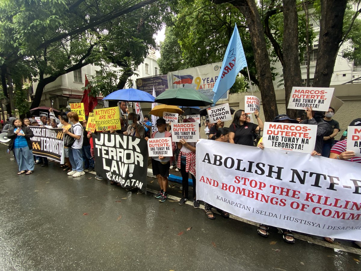 SCMPhilippines's tweet photo. Sa ikalimang taon ng Terror Law, muling nagpahayag ang mga puwersang demokratiko ng pagbuwag nito. Wala itong ginawa kundi ang pagta-tag bilang terorista sa mga mamamayang naninindigan para sa karapatan ng kapuwa.
#JunkTerrorLaw
#joinSCMP: https://t.co/LBU1M8kMF8 https://t.co/nZy9EdZUvP