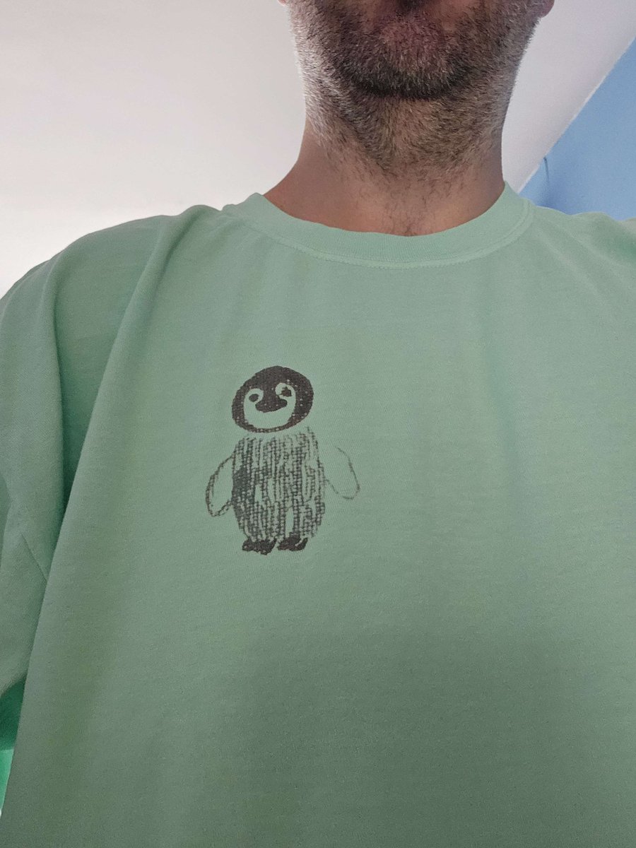 digigng my new #pengi shirt with a drawing by <a href="/VievNL/">Viev ✨</a> on it!