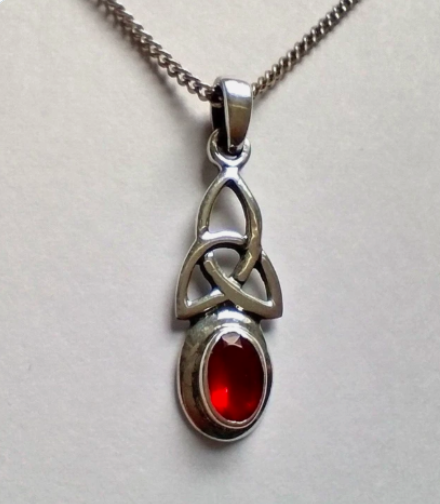 InessaW29's tweet photo. Check out Stunning VINTAGE Sterling SILVER CELTIC GARNET PENDANT + Chain UK seller
https://t.co/aEYJodQcMY
#MHHSBD #vintage #collector #Silver #Celtic #garnet #vintagesale #gifts #viral #Retro #surprise #gifts #promgift #ShopVintage #birthday #magical #presentreview https://t.co/cNRCEJf2H5