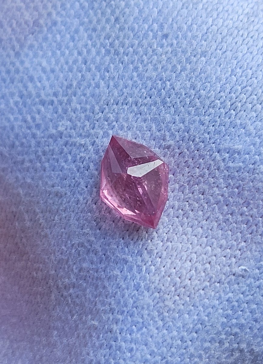 #원석마켓 0.4캐럿 6×4 핑크 사파이어 15에 데려왔고 12에 보내봅니다 내포물 다수 있으며(세 번째 사진 참고) 사진이 진하게 찍히는데 실물은 조금 더 연하고 밀키합니다 연한 딸기우유같은 색에 반해서 데려왔던 건데 그게 사진으로는 잘 안나와서 슬프네요😂