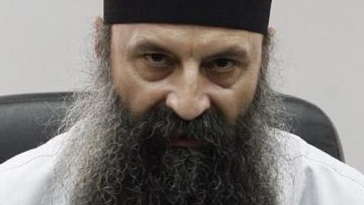 draskojovic's tweet image. Noćas su žandarmi hapsili decu i tukli studente kod Pravnog, a duhovni pastir svih Ćacija – tihuje. Možda proverava u tipiku da li se studenti smeju tući posle ponoći, ili se moli za to da pendrek bije s milošću. Možda je samo u tišini dao blagoslov: "Tuci bližnjeg svog ako traži…