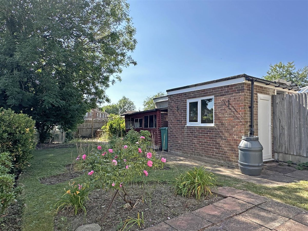 🏠Coneyberry, Reigate🏠
💷ASKING PRICE OF £475,000💷

🛏REFURBISHED, THREE BEDROOM SEMI DETACHED HOUSE WITH OFF ROAD PARKNG. NO CHAIN🛏

redhill.woodlands-estates.co.uk/Property/Detai…