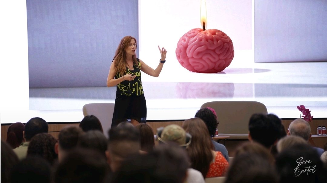 Momento de la ponencia "Entrena tu mente para decidir tu futuro" en la <a href="/CamaradeMadrid/">Cámara de Madrid</a> 
Recuerda que a mente puede ser tu mejor aliada o tu peor enemiga, según cómo la entrenes y la actualices.

#neurociencia #cerebro #entrenamientomental
