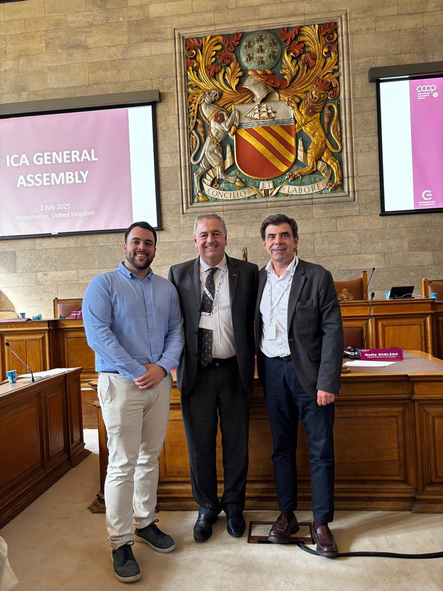 AnelNavarra's tweet photo. 🌍 Ariel Guarco, presidente de @icacoop , confirma a Ignacio Ugalde su visita a Pamplona/Iruña en 2026 si esta logra la Capitalidad de la Economía Social.

🤝 Encuentro en la Asamblea General de la ICA en Manchester 
#EconomíaSocial #Pamplona2026 #Coops https://t.co/dIahZ0AHS6