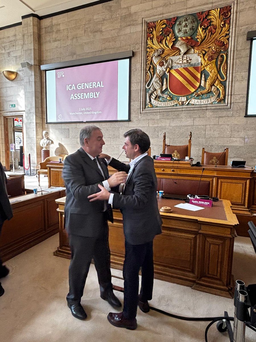 anel_navarra (@anelnavarra) on Twitter photo 🌍 Ariel Guarco, presidente de <a href="/icacoop/">International Cooperative Alliance</a> , confirma a Ignacio Ugalde su visita a Pamplona/Iruña en 2026 si esta logra la Capitalidad de la Economía Social.
🤝 Encuentro en la Asamblea General de la ICA en Manchester
#EconomíaSocial #Pamplona2026 #Coops 🌍 Ariel Guarco, presidente de <a href="/icacoop/">International Cooperative Alliance</a> , confirma a Ignacio Ugalde su visita a Pamplona/Iruña en 2026 si esta logra la Capitalidad de la Economía Social.
🤝 Encuentro en la Asamblea General de la ICA en Manchester
#EconomíaSocial #Pamplona2026 #Coops