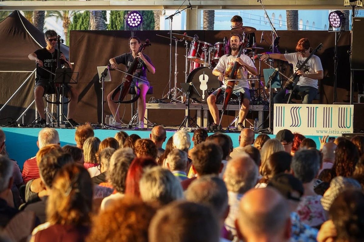 Enderrock (@enderrock) on Twitter photo ✨ Northern Cellos es mostren elèctricament elèctric a l'Istiu ✨
Ahir, el quartet de cellos elèctrics <a href="/northerncellos/">NorthernCellos</a> va actuar al <a href="/festival_istiu/">Festival ISTIU</a>. Ens ho explica <a href="/Pujol_Carles/">Carles Pujol Aupí</a> 👇🏻👇🏻
enderrock.cat/noticia/29843/… ✨ Northern Cellos es mostren elèctricament elèctric a l'Istiu ✨
Ahir, el quartet de cellos elèctrics <a href="/northerncellos/">NorthernCellos</a> va actuar al <a href="/festival_istiu/">Festival ISTIU</a>. Ens ho explica <a href="/Pujol_Carles/">Carles Pujol Aupí</a> 👇🏻👇🏻
enderrock.cat/noticia/29843/…