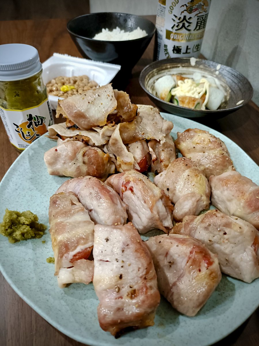 グリルにぶち込んで終了のトマトの肉巻きです。