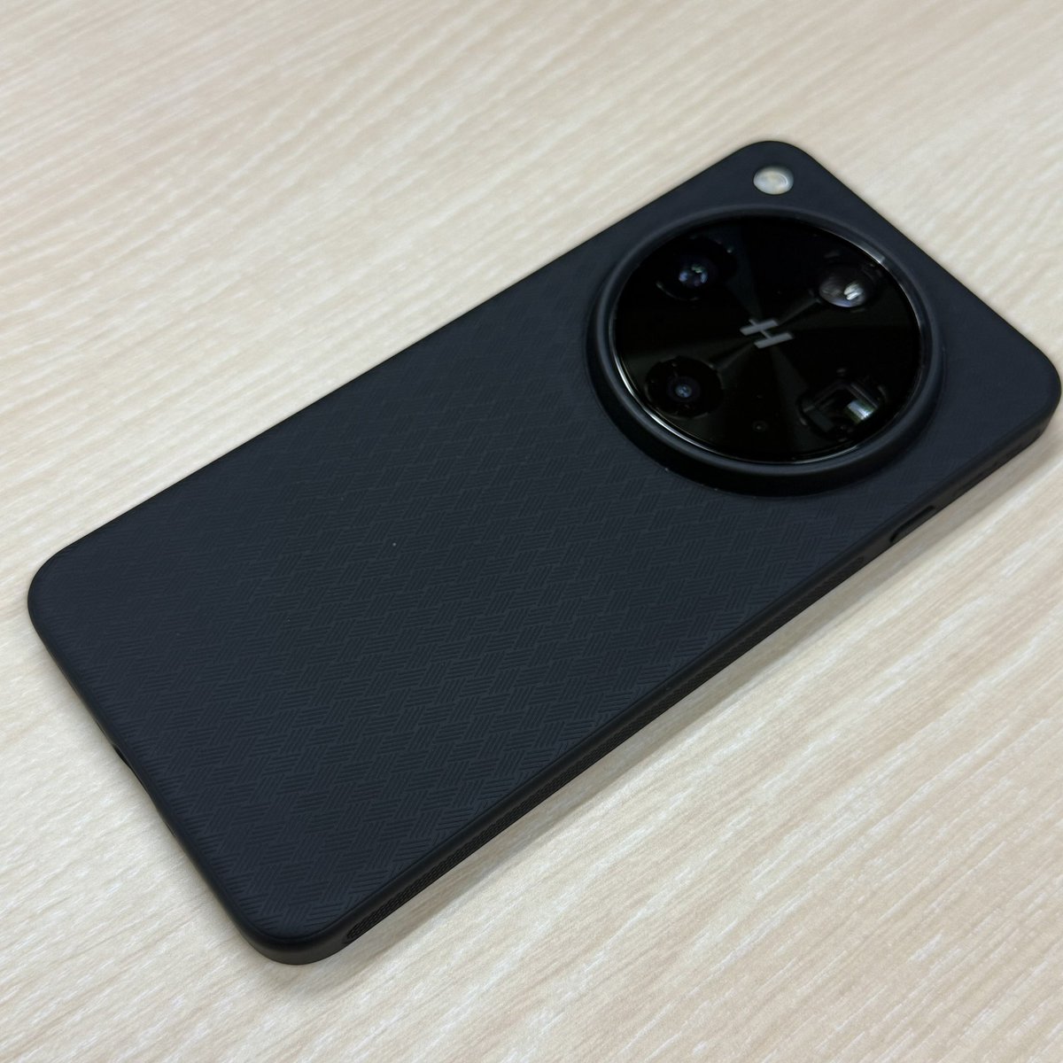 X8 Ultra 用了一个多月，很多方面他都很棒，但每当我放下他拿起 iPhone 16PM 的时候，还是有种从亚朵搬到好酒店的感觉。