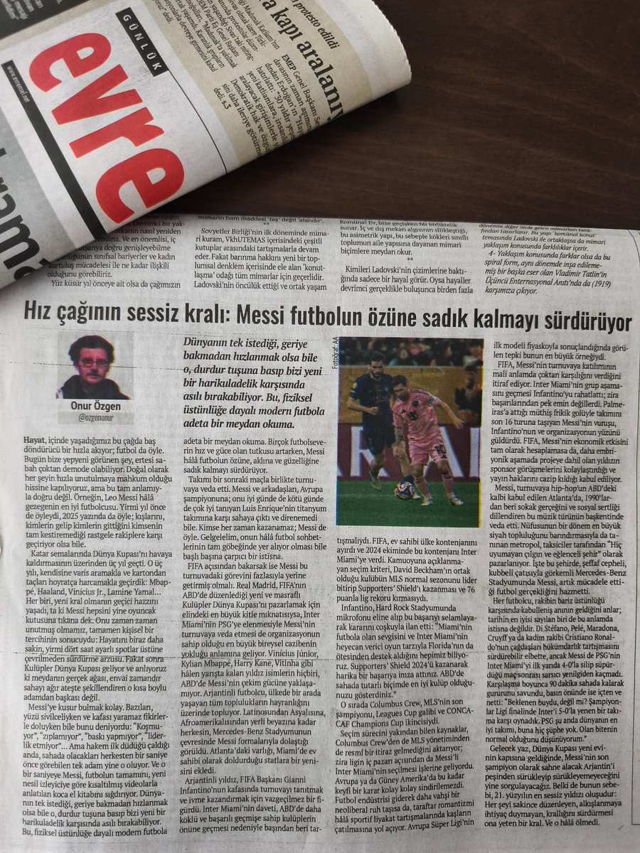 Uzun zamandır ortalarda görünmese de gönlümüzdeki yeri bâki olan Messi üzerine...

Bugün, Evrensel'de.