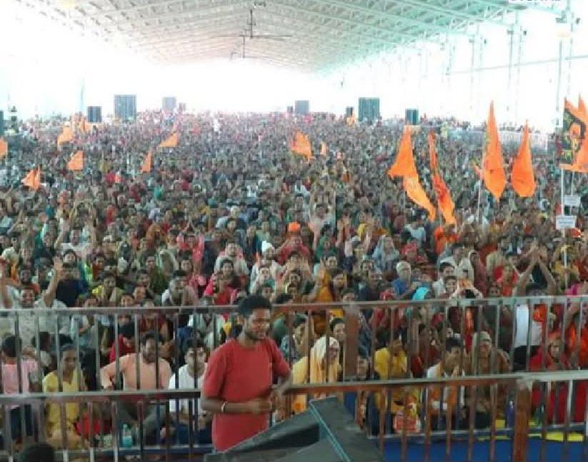 MishraA13450964's tweet image. बागेश्वर धाम परिसर में गिरा टेंट, एक श्रद्धालु की मौत .

हादसा गुरुवार सुबह करीब 7 बजे आरती के बाद हुआ

बारिश से बचने के लिए श्रद्धालु टेंट के नीचे इकट्ठा हुए थे।
#EmiBonnie #bageshwardham