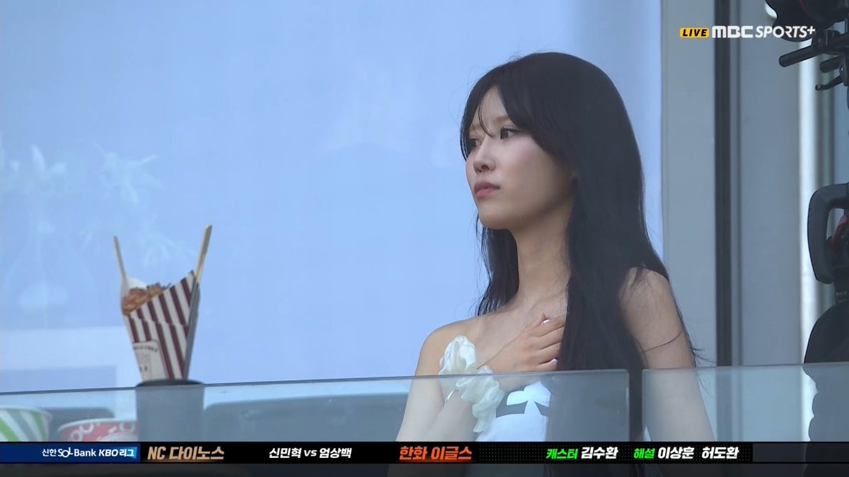 8EAGLES22's tweet photo. 미주님 승요 가보자고 🧡🧡 https://t.co/xZT5aps0nP