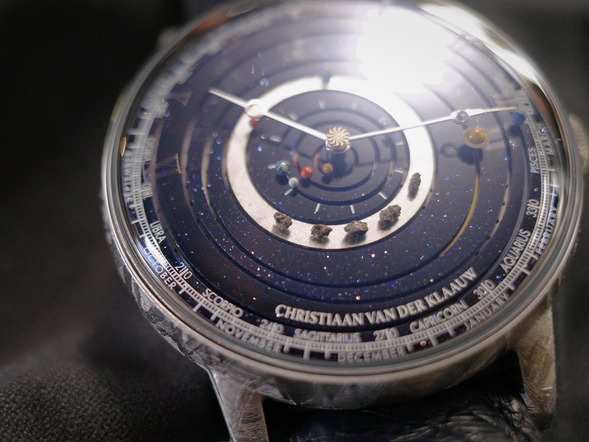 DearWatchLover's tweet photo. グランドプラネタリウムエキセントリックマニュファクチュール メテオライト。CVDKが隕石 を外装に採用。宇宙の輝きと時計の哲学が響き合うまさに“宇宙と一体化する”1本。8惑星が実際の公転周期に準じて運行。現存する中で最も本格的なプラネタリウム 機構を搭載。#CVDK #天文時計 #メテオライト https://t.co/robsVgk38u