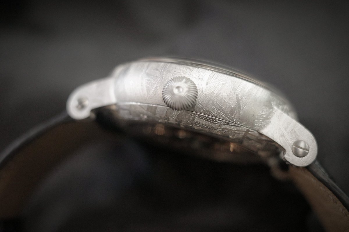 DearWatchLover's tweet photo. グランドプラネタリウムエキセントリックマニュファクチュール メテオライト。CVDKが隕石 を外装に採用。宇宙の輝きと時計の哲学が響き合うまさに“宇宙と一体化する”1本。8惑星が実際の公転周期に準じて運行。現存する中で最も本格的なプラネタリウム 機構を搭載。#CVDK #天文時計 #メテオライト https://t.co/robsVgk38u
