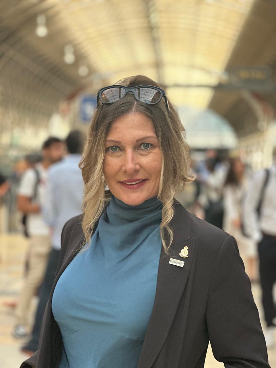 Missionmotorspt's tweet image. Huge congratulations to our Daisy, who was crowned Role Model of the Year at the Welsh @AwardsVeterans.
From Service to overcoming life-changing challenges,to becoming a world champion in powerboat racing & powerhouse in her role @MissionComm, we're proud to work alongside her.