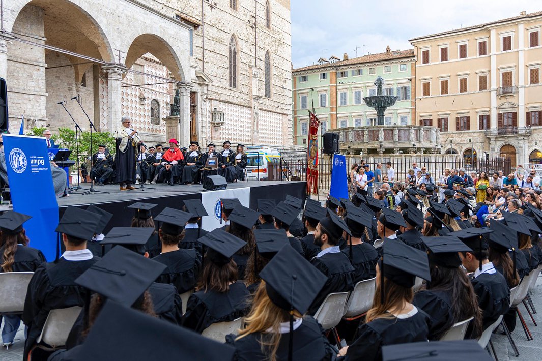 UniperugiaNews's tweet photo. 𝗣𝗵𝗗 𝗚𝗿𝗮𝗱𝘂𝗮𝘁𝗶𝗼𝗻 𝗗𝗮𝘆 𝟮𝟬𝟮𝟱 
La Cerimonia di conferimento dei titoli di #dottorato nella splendida cornice di Piazza IV Novembre a Perugia, celebrando le dottoresse e i dottori dei 𝟮𝟰 𝗰𝗼𝗿𝘀𝗶 𝗱𝗶 𝗱𝗼𝘁𝘁𝗼𝗿𝗮𝘁𝗼 UniPg
https://t.co/Uzd5UMTMn5 https://t.co/uUeQbVpvsU