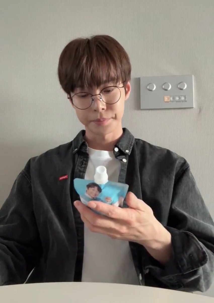 โดยองหยิบมาให้ดูว่าช่วงนี้กินอาหารเสริมอะไรบ้าง พวกวิตามินงี้ นางหยิบมาวางปึ้ง ละบอกเอ่อ เหมือนชั้นจะขายของยังไงไม่รุ้ แต่ไม่ได้ขายนะ กินจริง 55555555555555555555555555555555555555