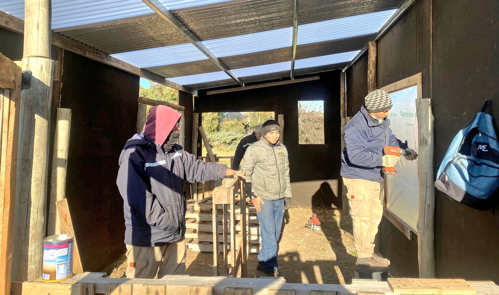 Val_Fabian's tweet photo. ¡3° encuentro en #APADEA 💚!

Seguimos poniendo en valor el invernadero: agregamos ventanas para sumar mas luz, colocamos nylon y seguimos construyendo un espacio que abrace, contenga y que sea productivo.💫

Las huertas🌱 no son solo siembra: son vínculos, aprendizajes y oportunidades reales.
La verdadera inclusión se cultiva con amor, trabajo y comunidad. 🌿

¡Es increible lo que estamos logrando #EnEquipo🙌!

#HuertasDeLaCiudad🍅🥦🌼 del @MunicipioBahia.