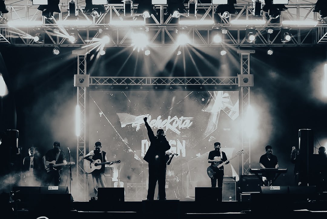 picheverse_ofc's tweet photo. Dari satu panggung di tepi laut,
lahir momen yang rasanya 
seluas langit di dada kami.
Terima kasih, Jailolo. 
Terima kasih, Piche.

Oh iya. Coba bagikan perasaan lo saat #PicheKota off air di Festival Teluk Jailolo! https://t.co/Y13qqj4DEr