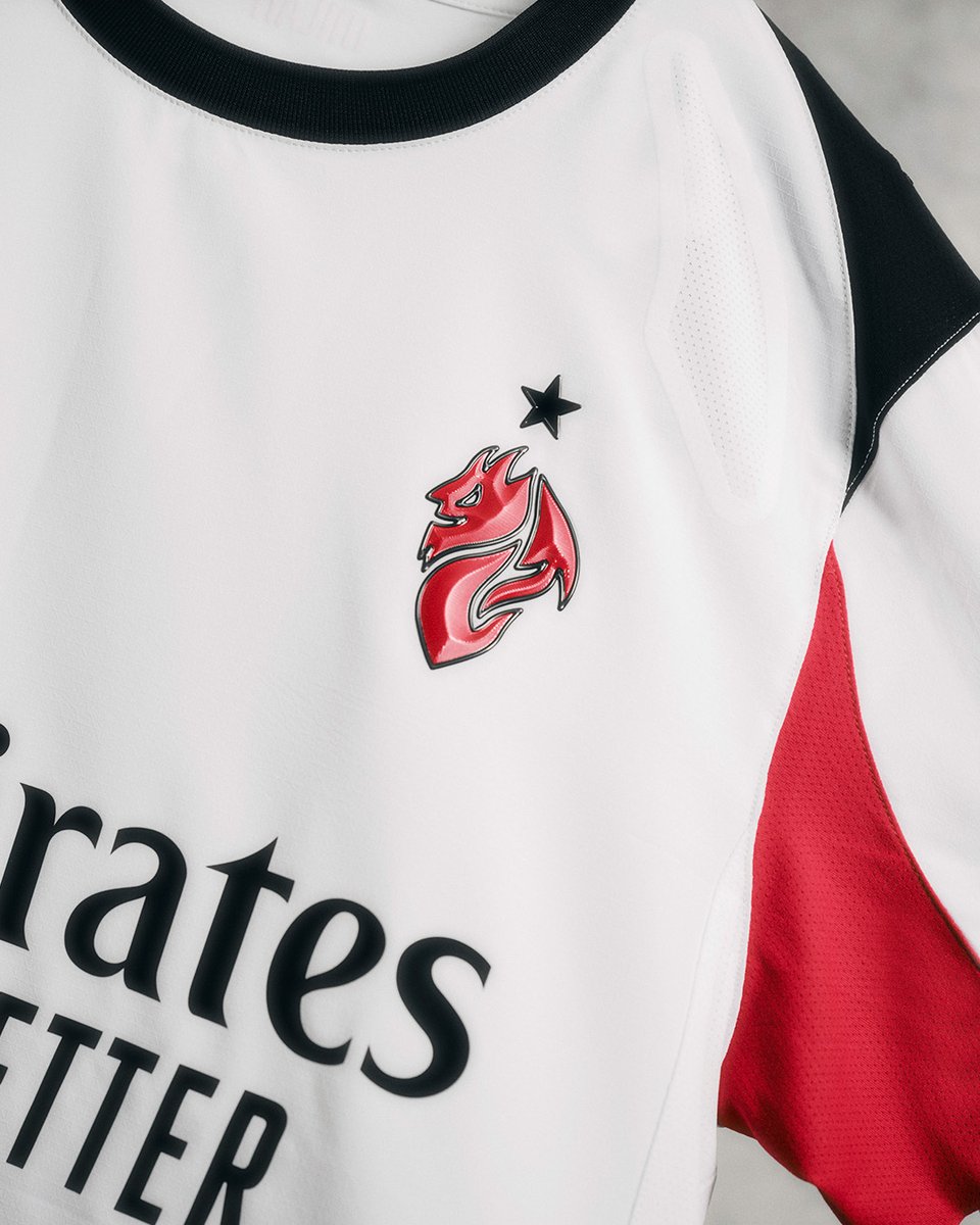 appolis_dylan's tweet photo. @acmilan The new Away kit will make its on-pitch debut on the 23rd July when @acmilan take on Arsenal in Singapore, as part of their Pre-Season Tour of the Asia-Pacific region. https://t.co/g6PapsoQcc