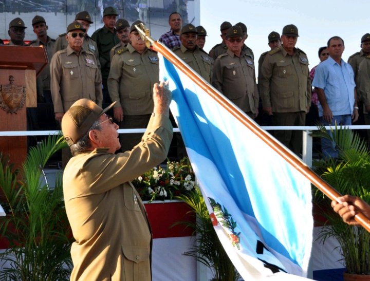 ThiagoIzq2022's tweet photo. Un día como hoy del año 1983, entrega el General de Ejército Raúl Castro a la Academia de las FAR General Máximo Gómez, la Orden Antonio Maceo, por primera vez conferida por el Consejo de Estado a una institución cubana. #IzquierdaLatina #CorazónRojo #Cuba @DeZurdaTeam_ . https://t.co/ymLoFR2QlE