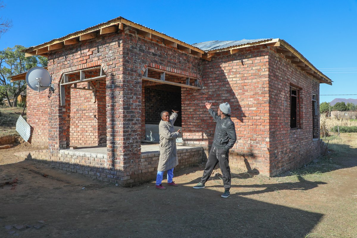 WorldvisionLS's tweet image. Families in Ha Maphohloane, Mohale’s Hoek once faced hunger &amp;amp; hardship.
Through @WorldVisionLS’s #SavingsForTransformation, they’ve launched gardens, businesses &amp;amp; sent kids back to school.
Now there’s enough to eat . 
👉 Read more: bit.ly/3TYtTly
#Resilience