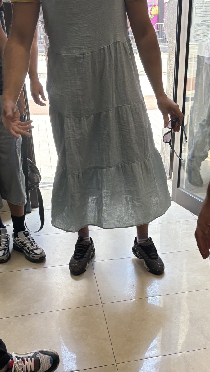 short interdit y’a un gars qui a acheté une robe parce qu’il s’est fait recale il est parti mettre une robe mdrrrr ce pays c’est juste une blague