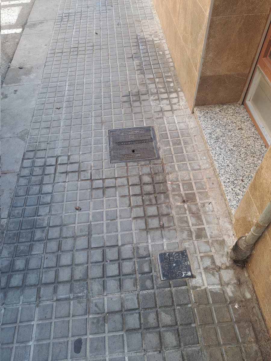 jacosta4's tweet photo. De que sirve "Baldear " las aceras si cuando pasas por donde está las meadas y cagadas de perros haces una "S" y te lo saltas. Seguir haciendo reuniones para no hacer nada en el Barrio Montserratina. Ahora mismo en Carles Altés!! @ViladecansTweet @SanchezAnselmo @OlgaMoralesSeg1 https://t.co/XfFJ346vk5