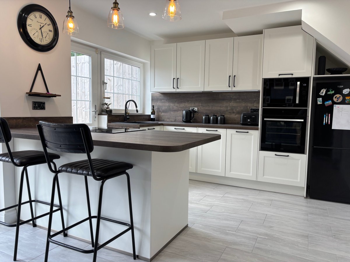 Not every home suits an ultra-modern kitchen – and that’s exactly why we offer something different.
 
This beautiful space features Cascada white shaker-style doors, cast iron black handles, and Stem Oak laminate worktops that bring instant warmth and timeless character.
