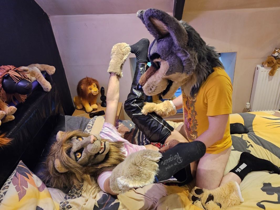 After we had lots of fun with his ass, StoneWolf gives me his meat before leaving :)