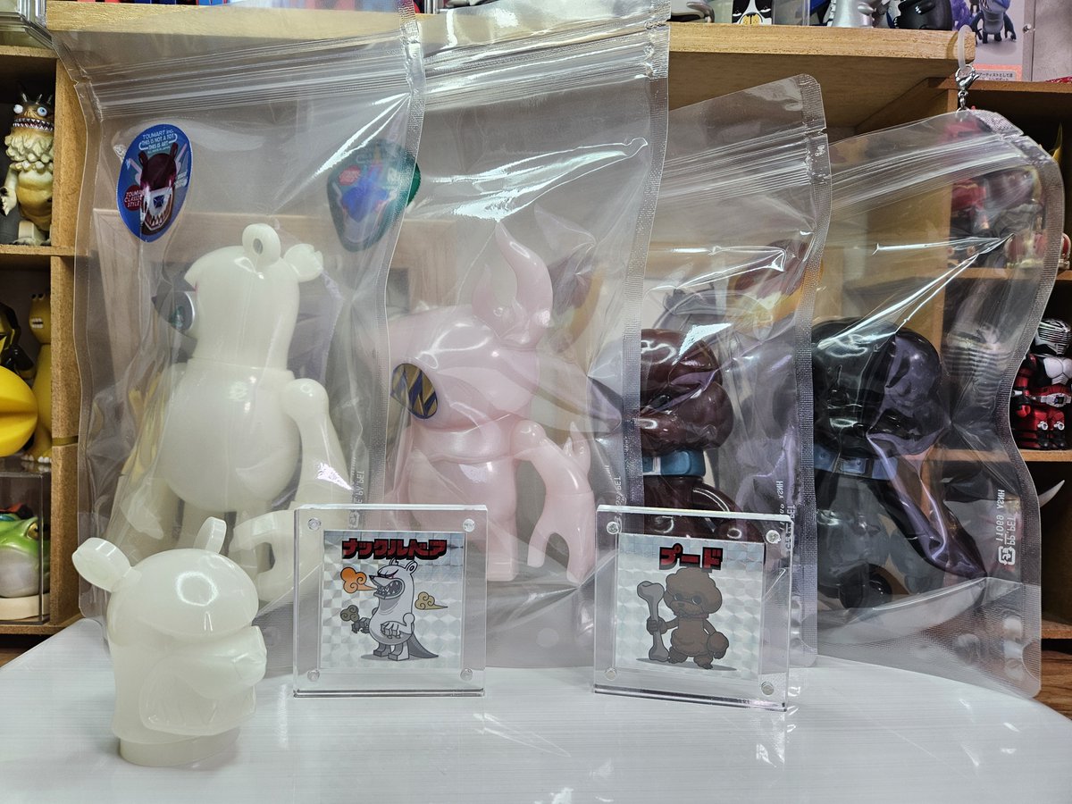 toshgosh4's tweet image. ネットショップからお迎えしたTOUMAさんのソフビ達と48シールが我が家に到着しました。
心待ちにしておりました!
乳白色のナックル良いです。しかも光るらしい!
ナックルヘッドのオマケも復活!ありがとうございます。
これからゆっくり愛でますね。