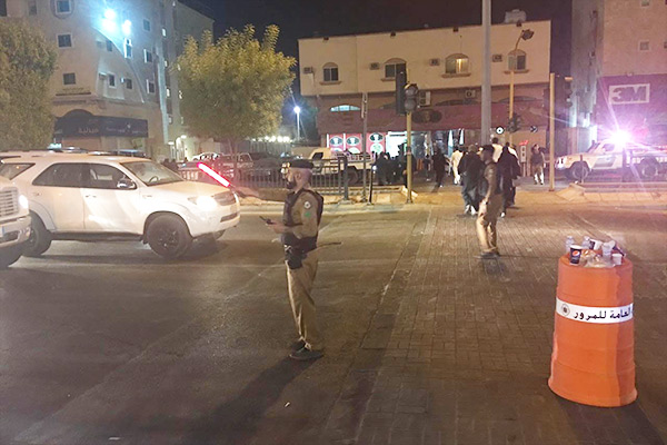 رغم مستويات الحرارة العالية في المنطقة الشرقية، إلا أن الجهات الأمنية السعودية تبذل جهوداً متواصلة طيلة موسم عاشوراء، من أجل حفظ سلامة المواطنين، وأن تقام الشعائر وفق ما جرت عليه العادة السنوية، دون أي شائبة تكدر صفوها.

رجال الأمن في خدمة المواطنين، فلهم كل الشكر والتقدير.