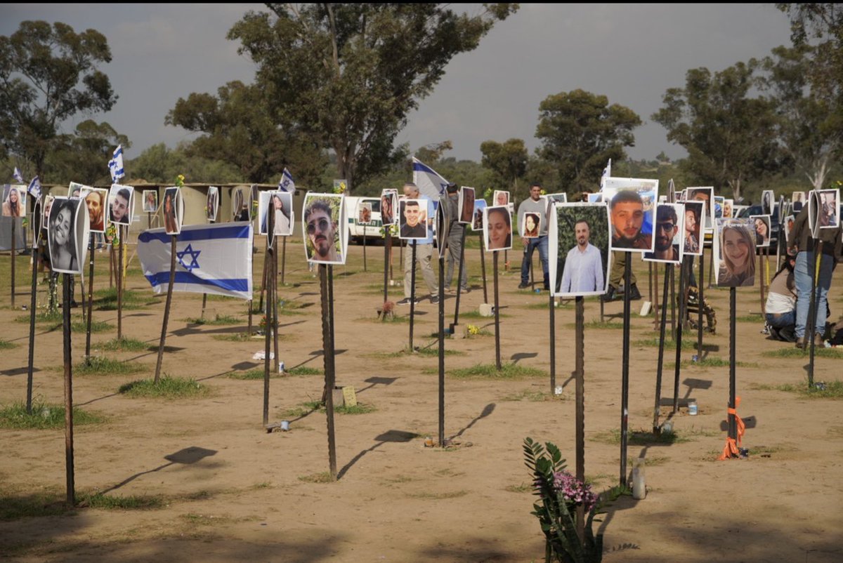Man skal være gemmenført afstumpet eller hjernevasket for at stå og skrige “From the River to the Sea” på Roskilde festival. En ideologi, der kostede 378 mennesker livet til en musikfestival i Israel d.7 oktober. Unge, glade mennesker, der blev maltrakteret, slagtet, tortureret,