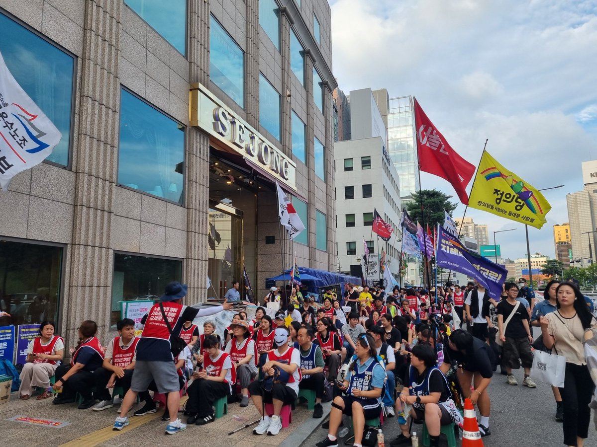 세종호텔 고진수 지부장 고공농성 141일째 집회 시작. 코로나 끝나고 정권도 바뀌었지만 해고자의 고단한 삶은 바뀐 게 없다. 투쟁을 멈출 수 없는 이유다. 고진수를 땅으로!