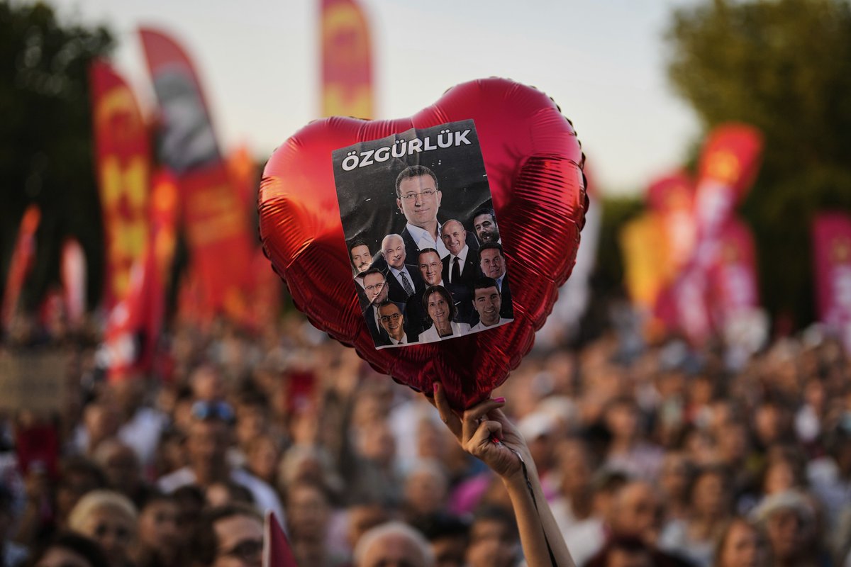 ipg-journal (@ipgjournal) on Twitter photo „Das ist natürlich keine Liebesbeziehung“ meint <a href="/StefanHibbeler/">Stefan Hibbeler</a> über #Repressionen in der #Türkei und #Europas Schweigen darüber. Interview im IPG-Journal.
ipg-journal.de/interviews/art… „Das ist natürlich keine Liebesbeziehung“ meint <a href="/StefanHibbeler/">Stefan Hibbeler</a> über #Repressionen in der #Türkei und #Europas Schweigen darüber. Interview im IPG-Journal.
ipg-journal.de/interviews/art…
