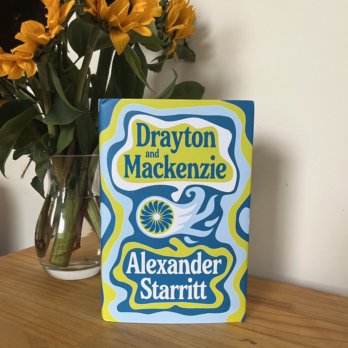 Tune into <a href="/BBCRadioScot/">BBC Radio Scotland</a> this afternoon where <a href="/StarrittAlex/">Alex Starritt</a> will discuss his latest novel #DraytonandMackenzie out today.

'A novel like no other – awards await' <a href="/StrongWordsMag/">Strong Words Magazine</a> 

shorturl.at/2zSm9