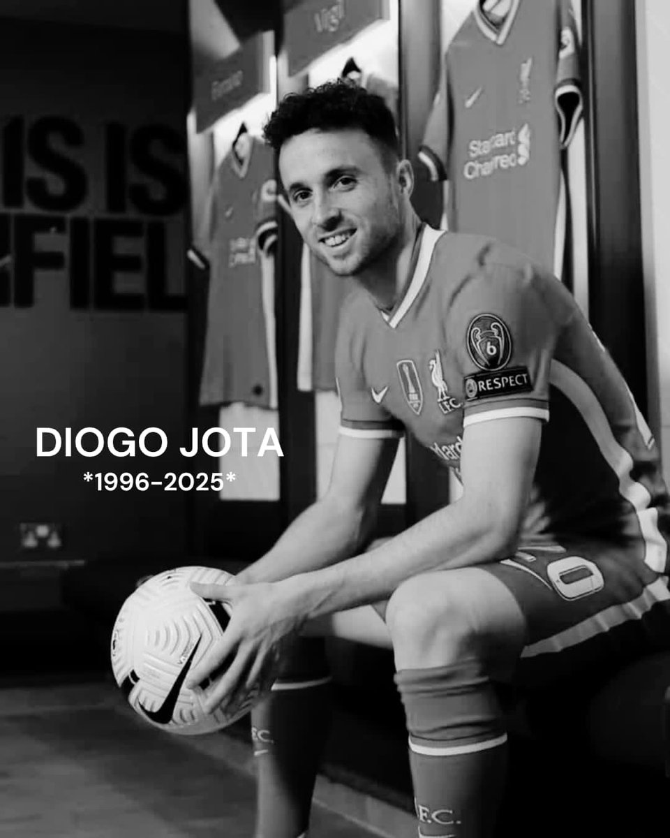 DoentesPFutebol's tweet photo. Um dia triste para o futebol.

O atacante Diogo Jota, do Liverpool e da Seleção Portuguesa, morreu em um acidente de carro na Espanha, nessa madrugada. Ele estava acompanhado de seu irmão, André Silva, que também não resistiu.

O atleta havia se casado no último dia 22 de junho e deixa 3 filhos. 

Nossas condolências e sentimentos à família e amigos. Que todos tenham força para superar esse momento tão difícil. 

RIP. 🤍