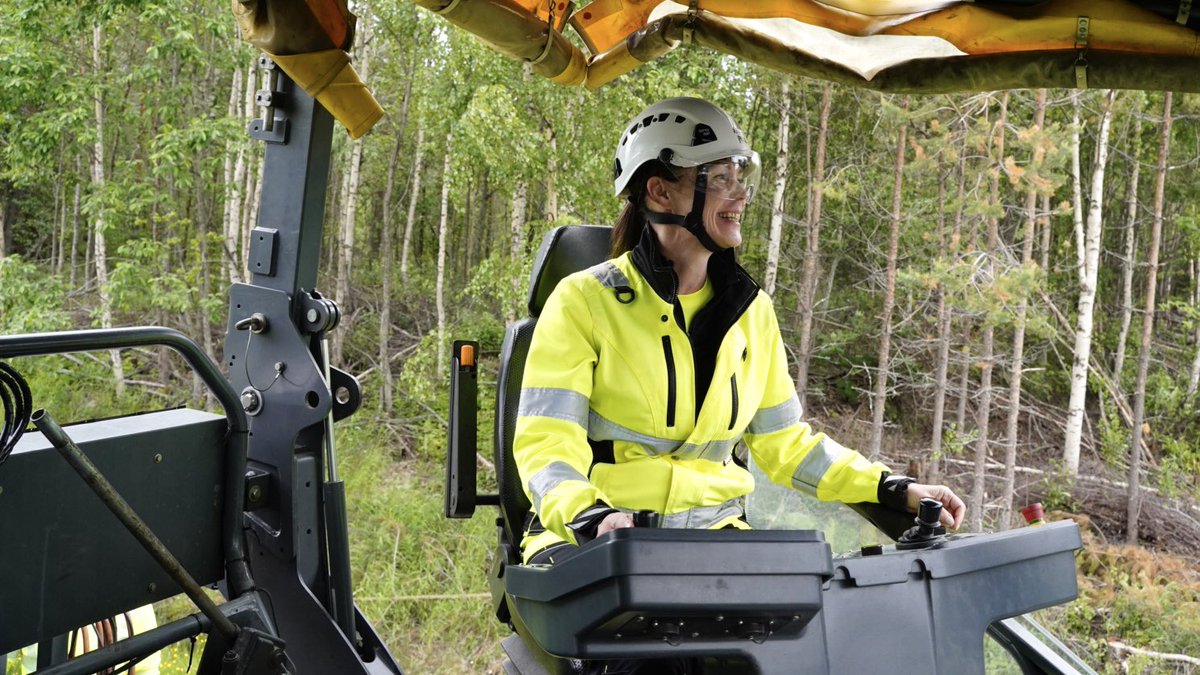 lvmfi's tweet image. Työmaakierroksen toinen päivä ja toinen kohde. Ranualla laitettiin päällystettä kuntoon maantiellä 924. 🚙
Ministeri @LuluRanne tarttui hommiin ja hyppäsi asfalttilevittimen puikkoihin.
@vaylafi @Lapin_ELY
