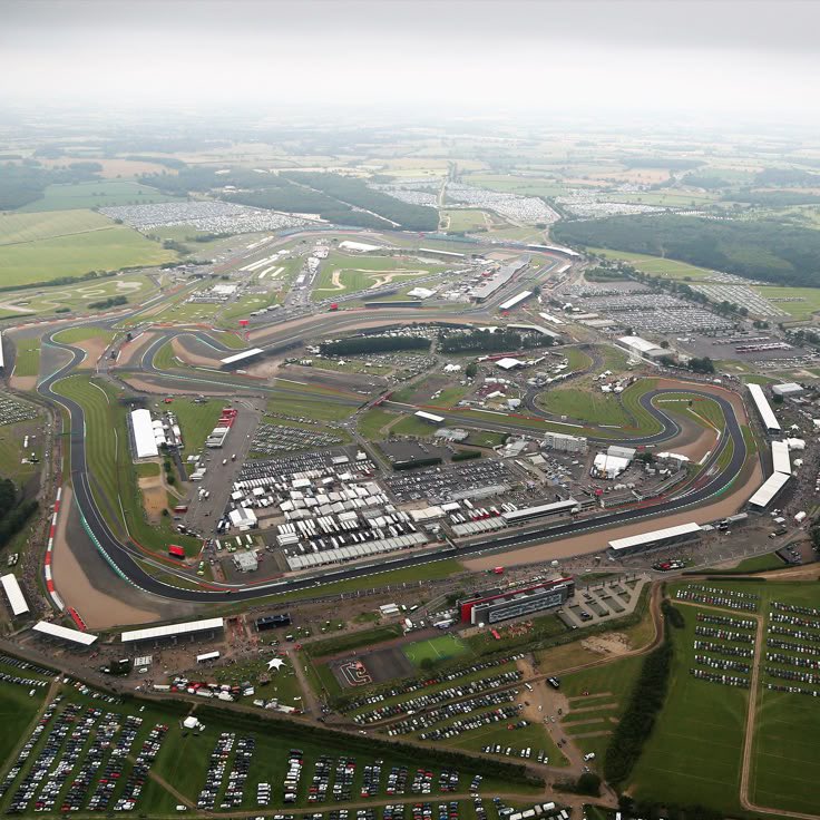 F1pacient's tweet photo. Predikce na Silverstone 🇬🇧

- Vítězství Maxe Verstappena 

- Na pódiu Russell a pouze 1 McLaren 

- Vítěz kvalifikace nevyhraje závod 

- Antonelli v TOP 5

- Červená vlajka buď v kvali nebo závodě

- Nejlepší souboje kolo na kolo v dosavadním průběhu sezóny 

- Nejvyrovnanější boj na špici v dosavadním půběhu sezóny 

- Piastri porazí Norrise, který se nepodívá ani na pódium

- Carlos Sainz porazí v závodě Albona, pokud oba dokončí (stalo se zatím jen v 🇸🇦)