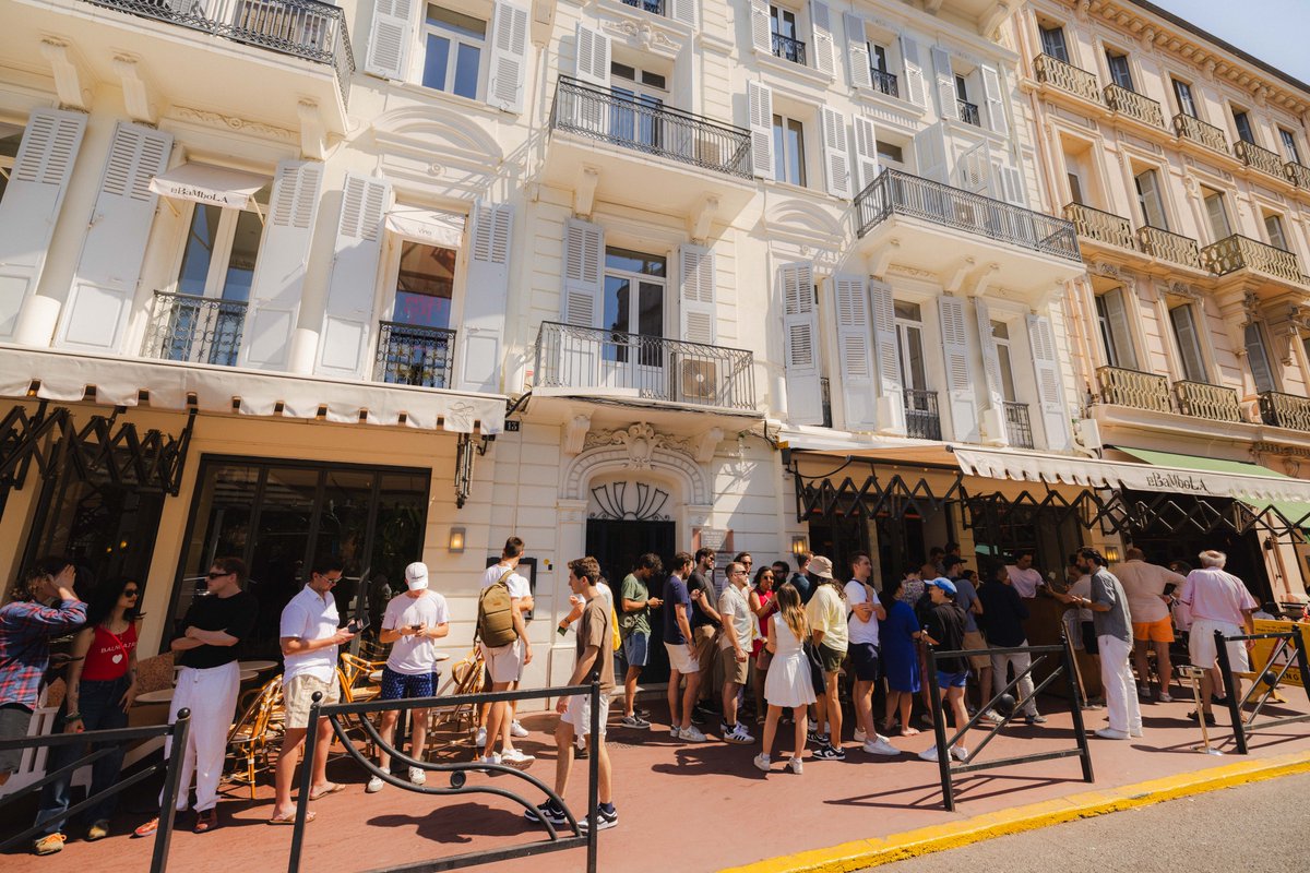 arbitrum's tweet photo. And... that's a wrap!

Big thanks to everyone who joined us for Arbibrunch yesterday in Cannes with our friends from @RobinhoodApp. 🇫🇷

Until next time, see you onchain. https://t.co/GbzwtnZTff