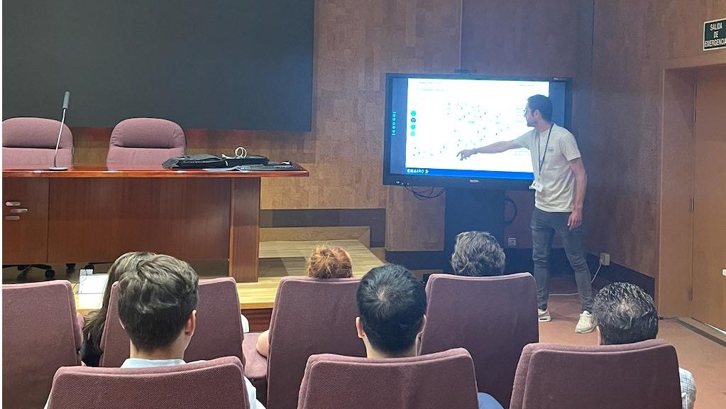 🤝 Un placer recibir a profesionales de <a href="/Ineco_es/">Ineco</a> en el Centro de Control de #Madrid.

🔍 Durante la visita, pudieron conocer en detalle cómo gestionamos el tráfico aéreo en tiempo real a través de:
✔️ Sala de control
✔️ Simuladores de tráfico aéreo
✔️ Infraestructura técnica y