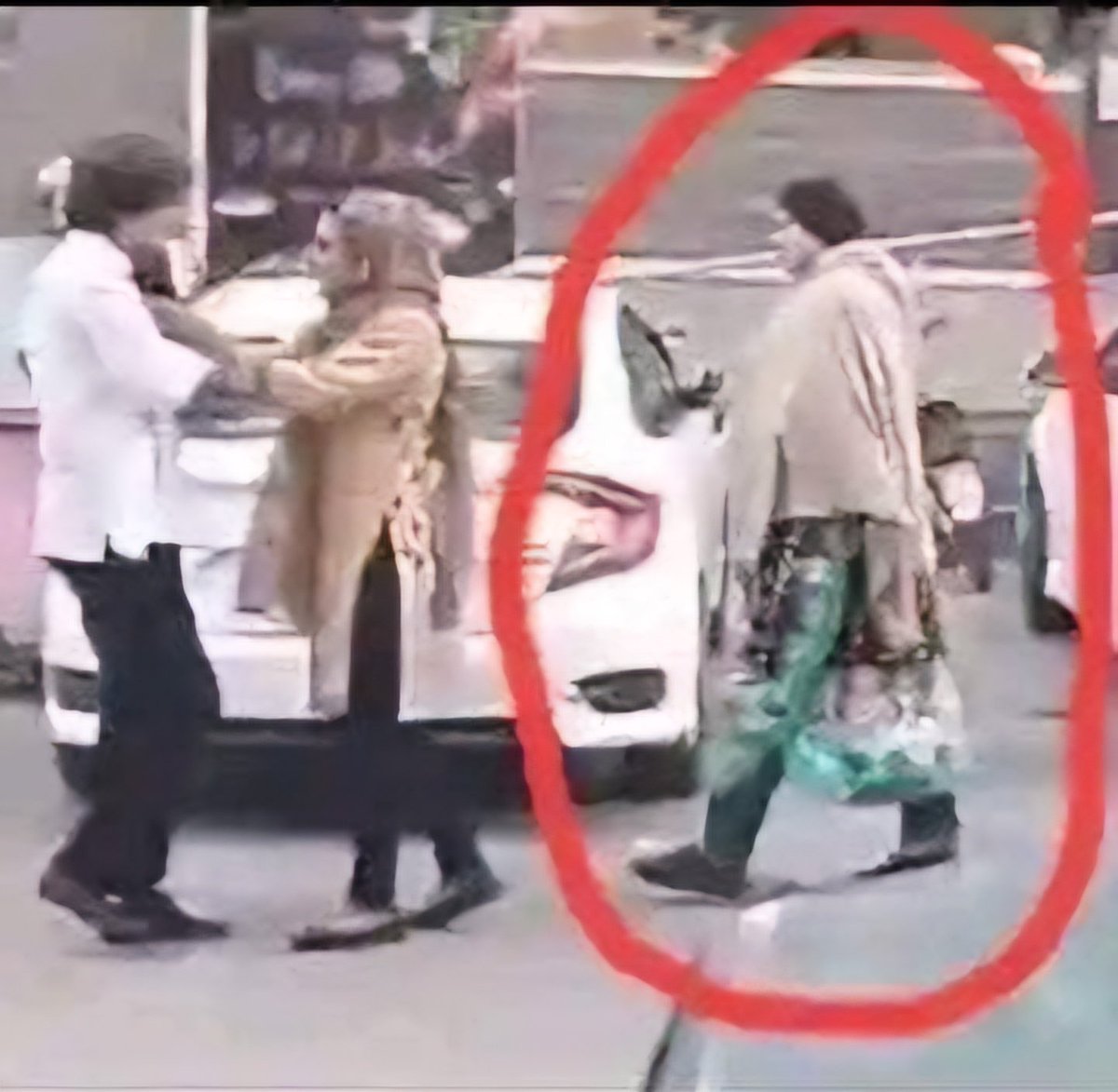 کیا پبلک انٹرسٹ میں کھسرے بھی بننے پڑھتے ہیں؟