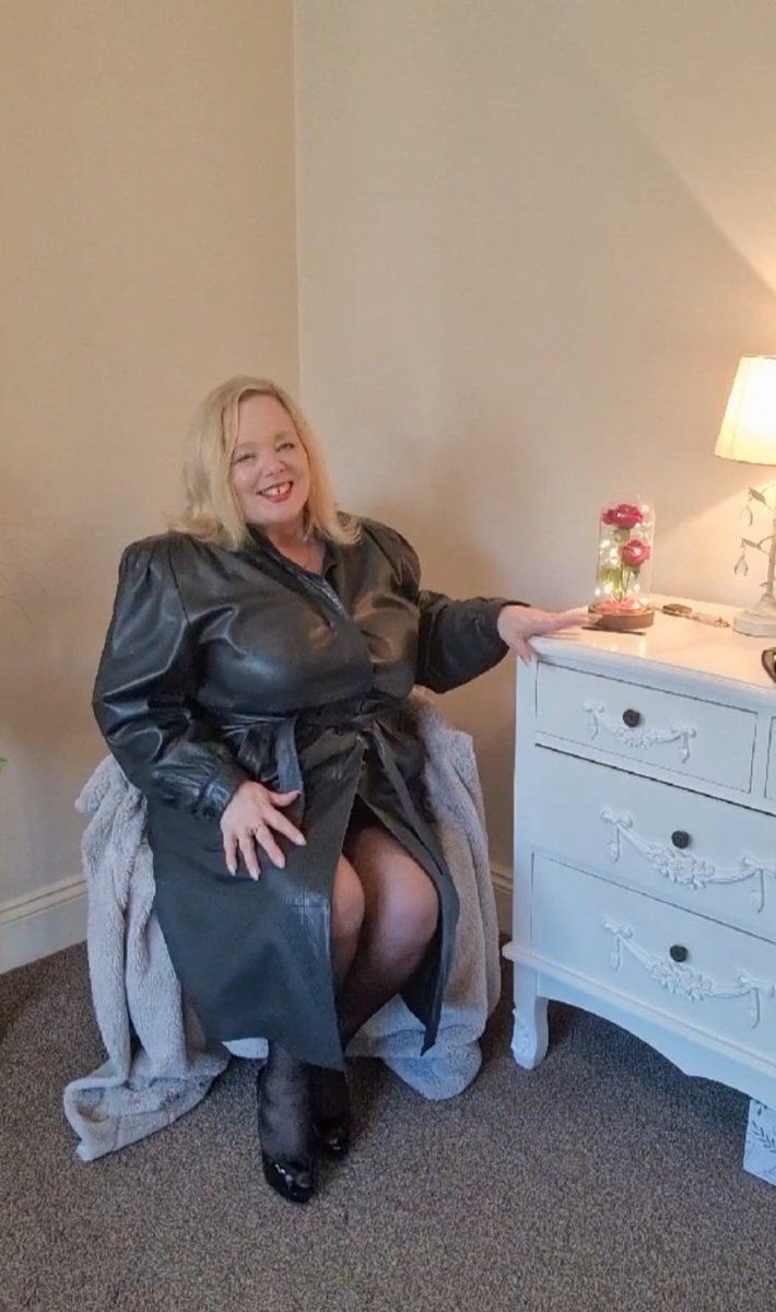 Hi guys,

I'm now back offering a full personal service for 30 minutes only (no hour bookings, I'm afraid) as well as the blow &amp; go.

It's £80 for a 30 minute booking and I look forward to pleasing all of you again.

I'm available today. So, book now... bit.ly/DonnaX