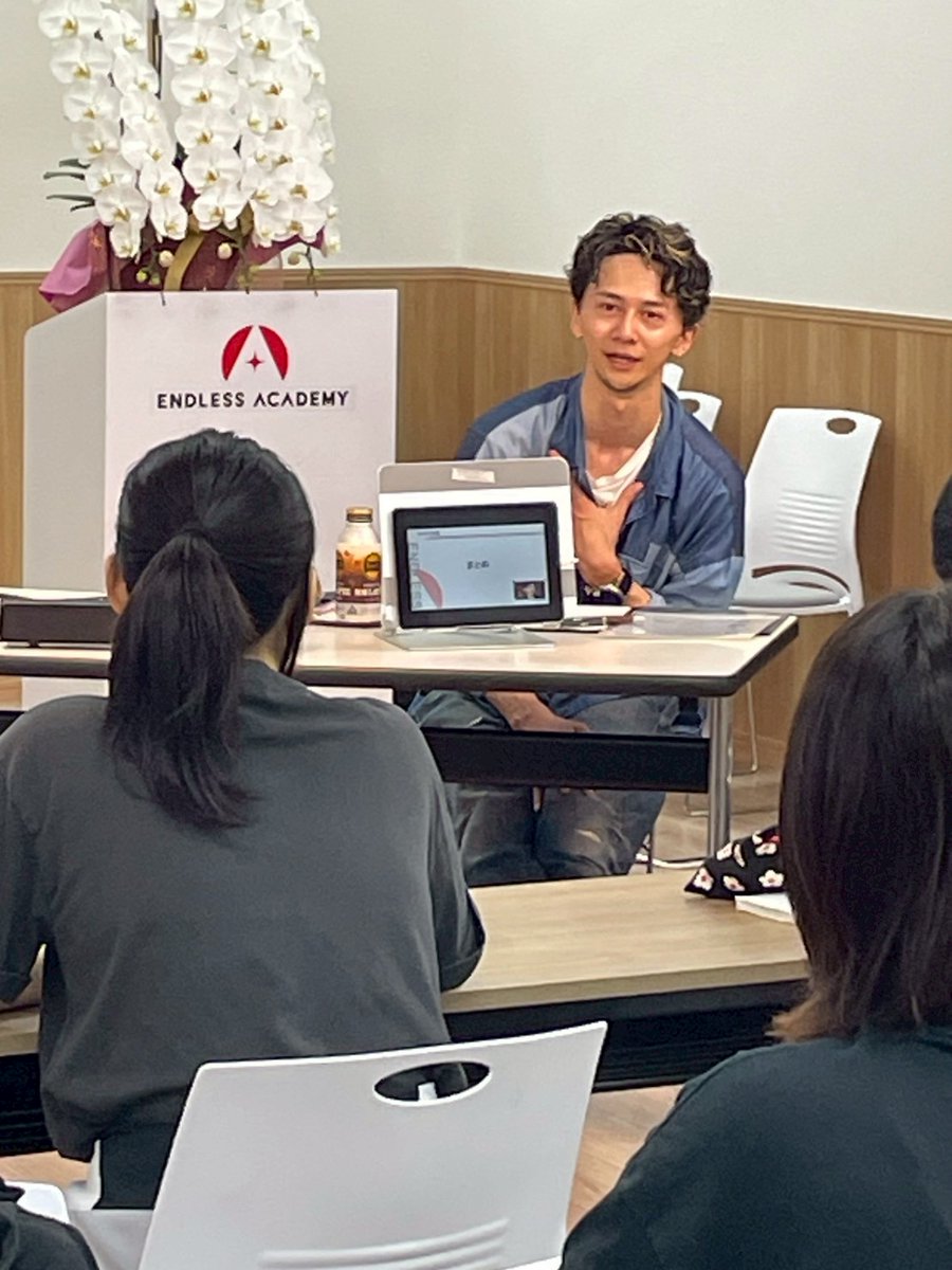 endlessacademy's tweet image. 📚✨ 本日の授業風景 ✨📚

横井翔二郎さんがゲスト講師に。
生徒の言葉に真摯に向き合い、すべてを言語化してくださり
涙を流す生徒や、長年の悩みの核心が見つかった生徒も。

素敵な授業、ありがとうございました！

📸きっと何かが見つかります…！

#エンドレスアカデミー 💪