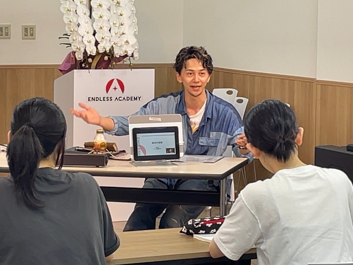 endlessacademy's tweet image. 📚✨ 本日の授業風景 ✨📚

横井翔二郎さんがゲスト講師に。
生徒の言葉に真摯に向き合い、すべてを言語化してくださり
涙を流す生徒や、長年の悩みの核心が見つかった生徒も。

素敵な授業、ありがとうございました！

📸きっと何かが見つかります…！

#エンドレスアカデミー 💪