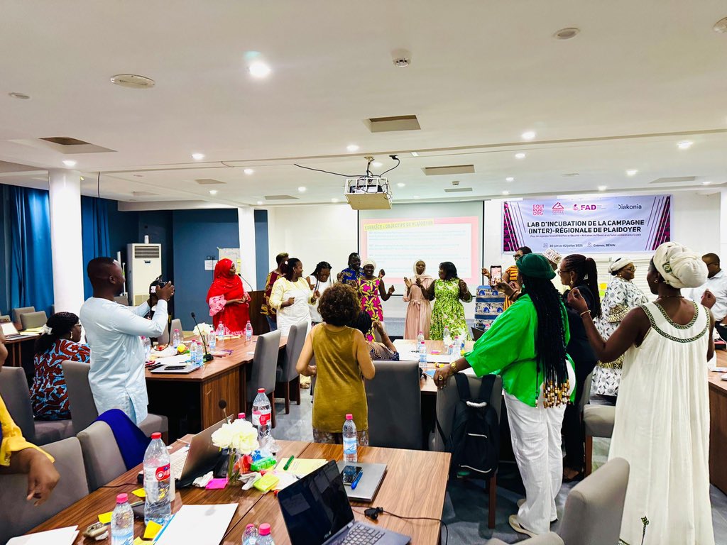 FPSACentrale's tweet photo. À Cotonou 🇧🇯, les consortiums #FemmesPaixSécurité d’Afrique de l’Ouest, du Moyen-Orient &amp; d’Afrique centrale unissent leurs forces pour une campagne interrégionale de plaidoyer.
Le consortium Afrique centrale était représenté par la RDC 🇨🇩 &amp; le Cameroun 🇨🇲.
#FSOF #FPS #Plaidoyer https://t.co/ARVajLgCFd